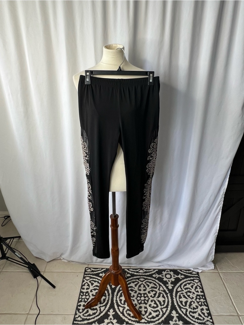 Venus Black Leggings with Lace Damask Side Panels – Size Medium 🖤✨